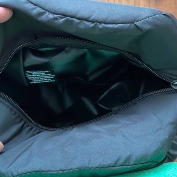 NEW VS PINK Insulated Pineapple Lunchbox Cooler Victorias Secret New with tags - Picture 2 of 3